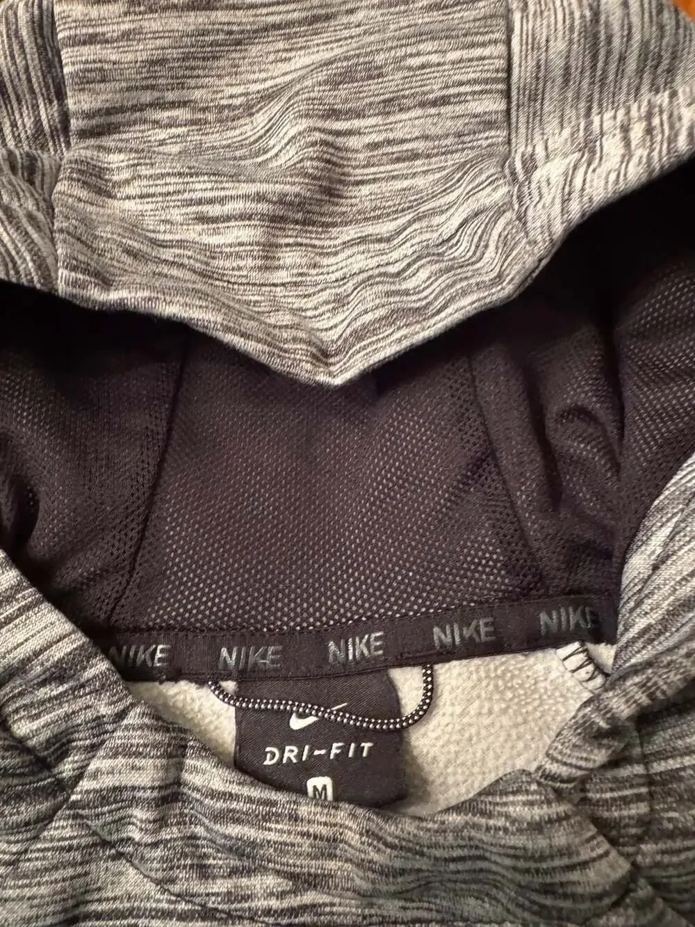 Nike Boys Dri-FIT Therma Pullover Hoodie in Gray and Black H1141